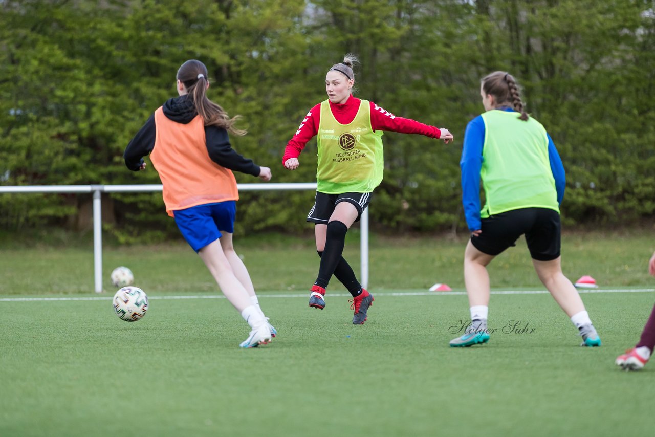 Bild 302 - Co-Trainerin der Frauen Nationalmannschaft Britta Carlson in Wahlstedt